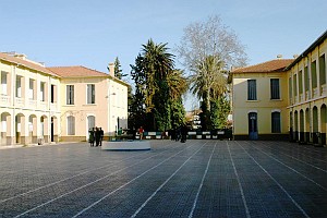 COLLEGE MODERNE LECLERC SIDI BEL ABBES 07 EN AVRIL 2005 LA COUR